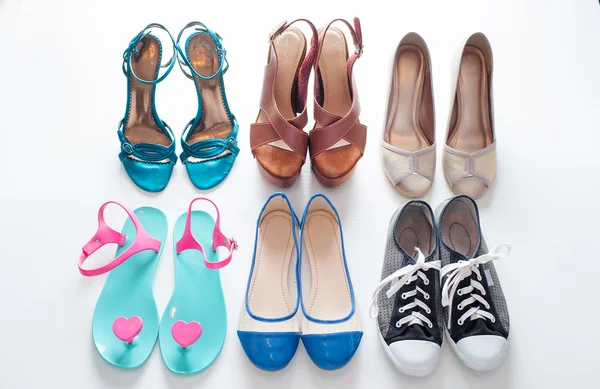 Zapatos para damas sobre fondo de madera — Foto de Stock
