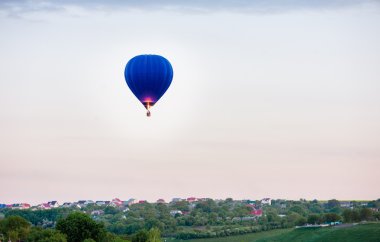 sıcak hava balonu uçan