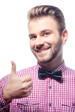 Adam başparmağını kaldırıyor