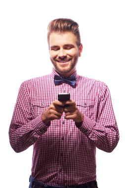 Cep telefonu kullanan adam.