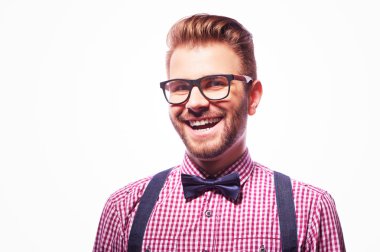 Gülümseyen adam kameraya bakıyor