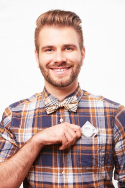 Adam prezervatif cebine koyarak