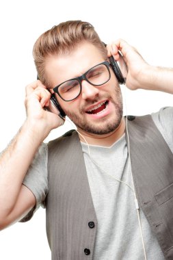 Müzik dinleyen adam.