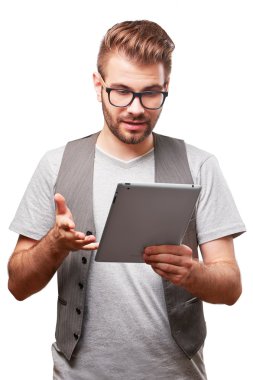 Genç adam internet çalışma