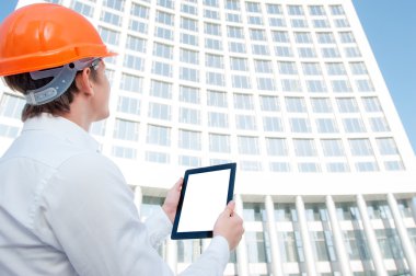 Tablet kullanan adam