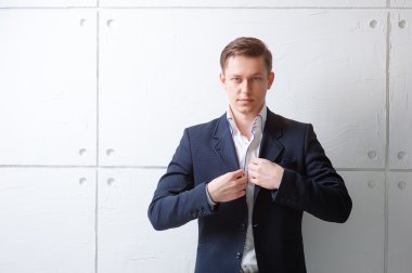 ceketi giyen genç adam