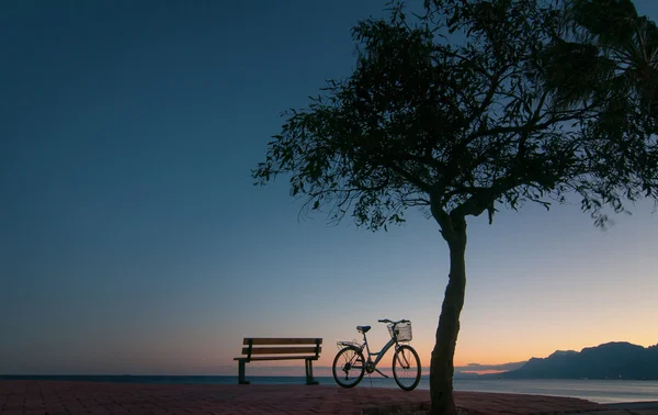 Bicicleta cerca del banco — Foto de Stock