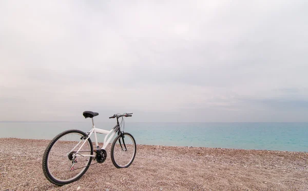 Bicicleta en la playa cerca del mar —  Fotos de Stock