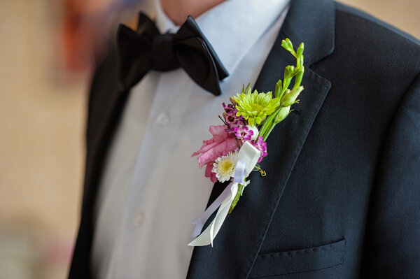 groom in tux with bowtie