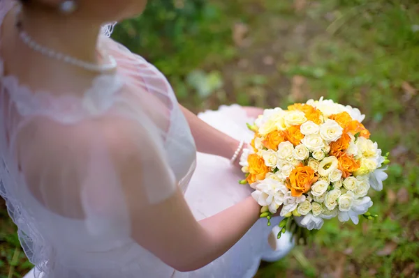 Pengantin dengan buket pengantin — Stok Foto