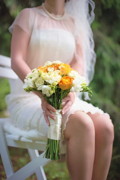 Novia con ramo de novia — Foto de Stock