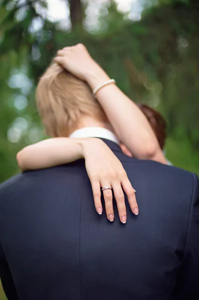 Abraço de noiva Groom — Fotografia de Stock