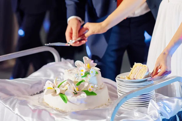 Hochzeitstorte schneiden — Stockfoto