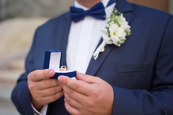 Homem com anéis de casamento — Fotografia de Stock