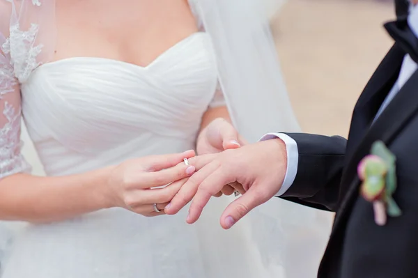 Невеста положить золотое кольцо — стоковое фото
