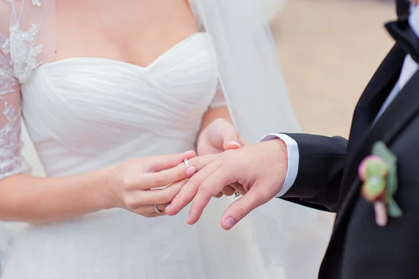 Bride putting golden ring — Stock Photo, Image