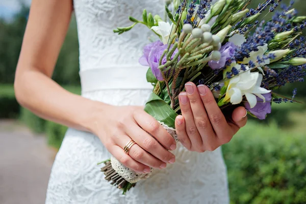 Manos sosteniendo ramo de novia — Foto de Stock