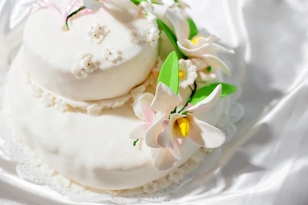 Hochzeitstorte mit Blumen — Stockfoto