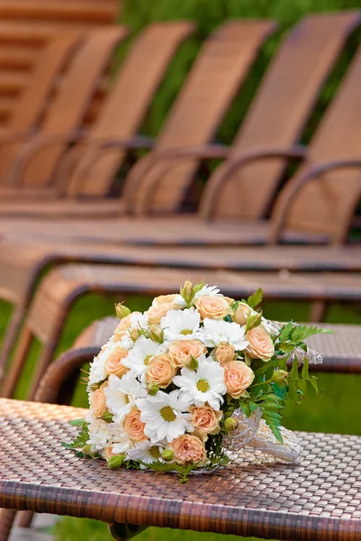 Свадебный букет из красивых роз — стоковое фото