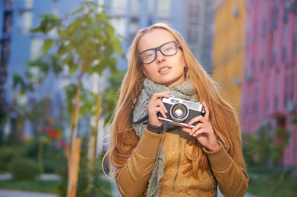 Woman holding  vintage camera — Stock Photo, Image