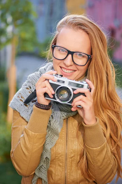 Woman holding  vintage camera — Stock Photo, Image