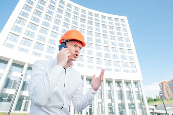 Homme excité en hardhat — Photo