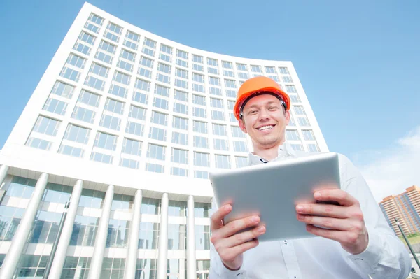 Homme en hardhat utilisant la tablette — Photo