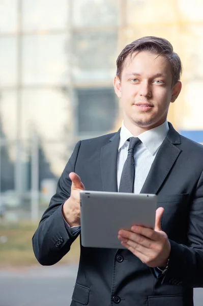 Üzletember dolgozik, digitális tabletta — Stock Fotó