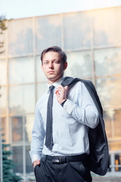 Geschäftsmann hält seine Jacke hoch — Stockfoto