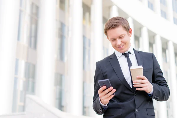 Hombre de negocios usando smartphone — Foto de Stock