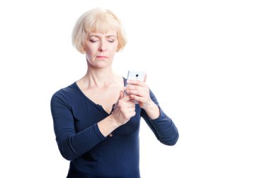 Akıllı telefon kullanan kadın.