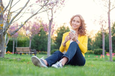 Akıllı telefon kullanan kadın