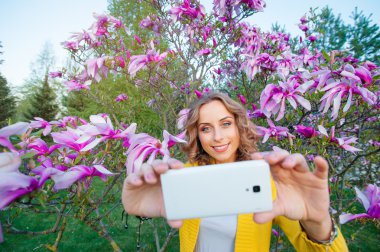 Kadın selfie çekiyor.