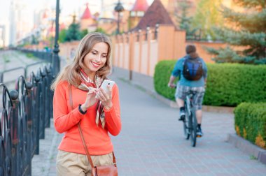Akıllı telefon kullanan kadın