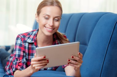 kadın bir dijital tablet okuma