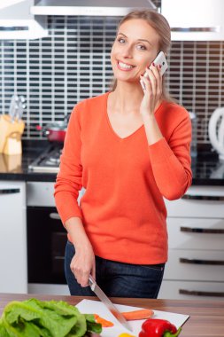 bir mutfakta yemek ev kadını