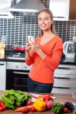 bir cep telefonu olan kadın