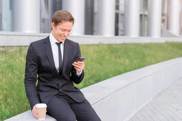 Geschäftsmann mit Smartphone — Stockfoto