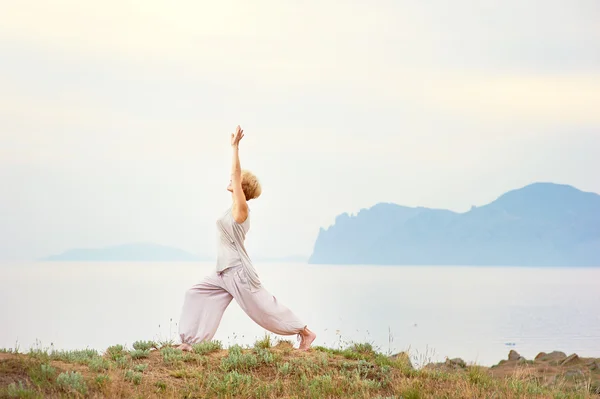 Yoga yapan bir kadın.