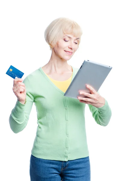 Mulher segurando cartão de crédito — Fotografia de Stock