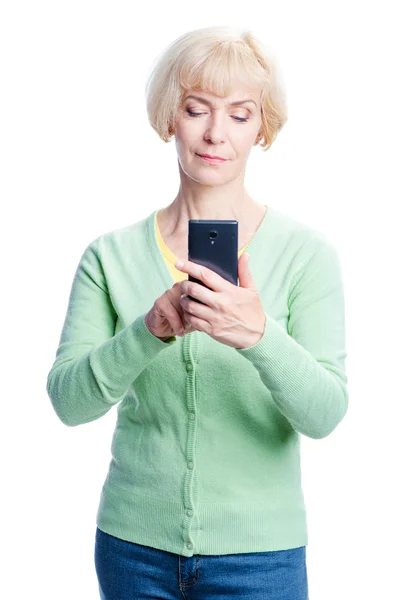 使用智能手机的女人 — 图库照片