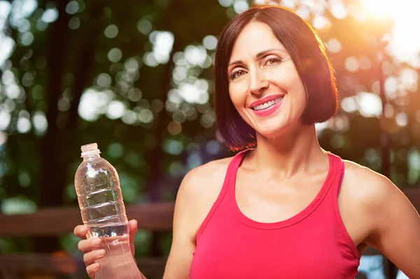 Femme avec une bouteille d'eau — Photo