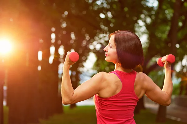 Femme faisant de l'exercice avec haltères — Photo