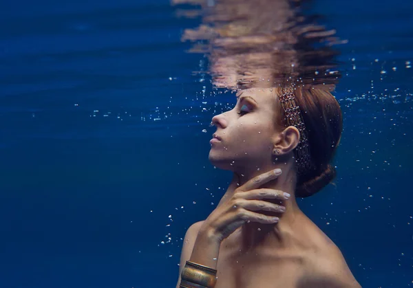 Beautiful girl underwater — Stock Photo, Image