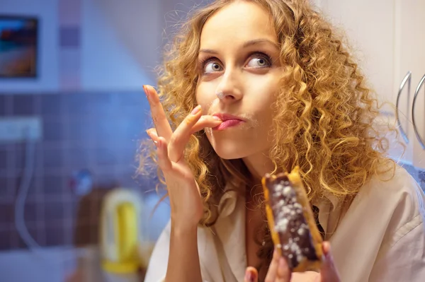 Mujer comiendo pastel dulce — Foto de Stock