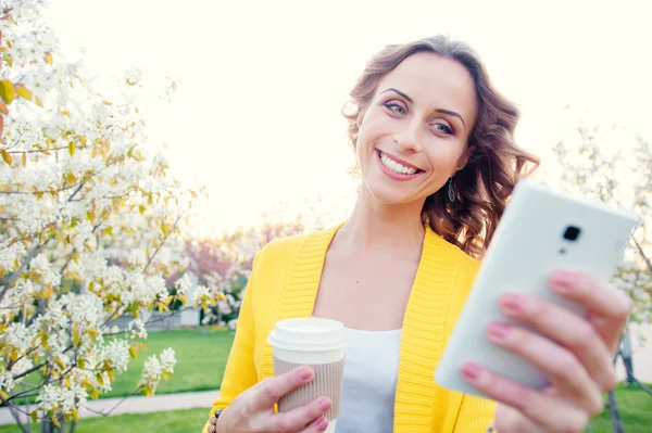 Frau nutzt Smartphone — Stockfoto