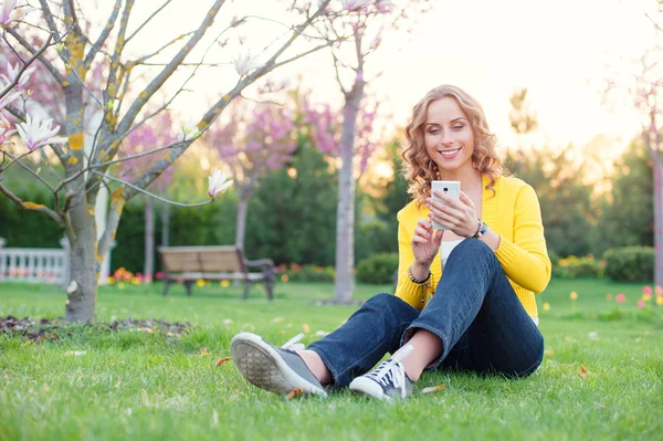 Frau nutzt Smartphone — Stockfoto