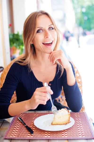 Woman eating cake — Stock Photo, Image