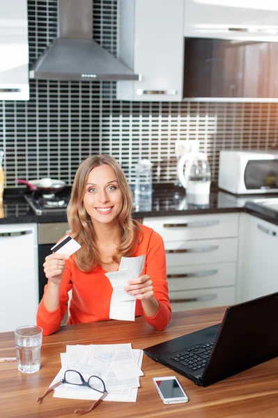 Mujer con tarjeta de crédito — Foto de Stock