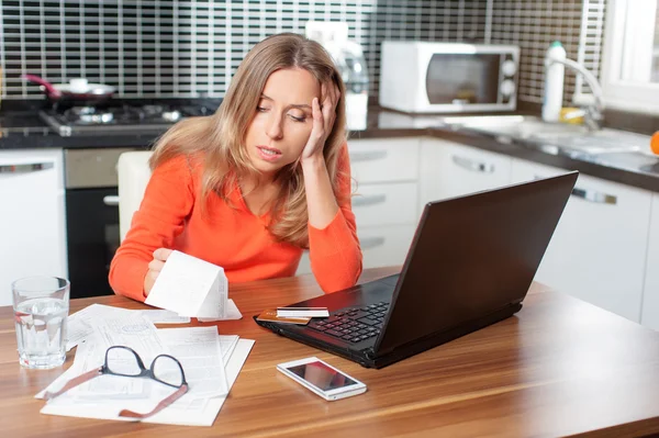 Vrouw met een laptop — Stockfoto